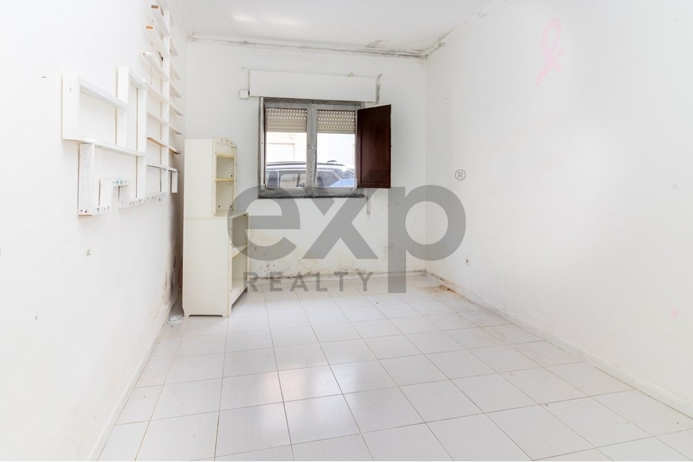 Apartamento T2 para Remodelar com Quintal e Garagem no Centro de Olhão!