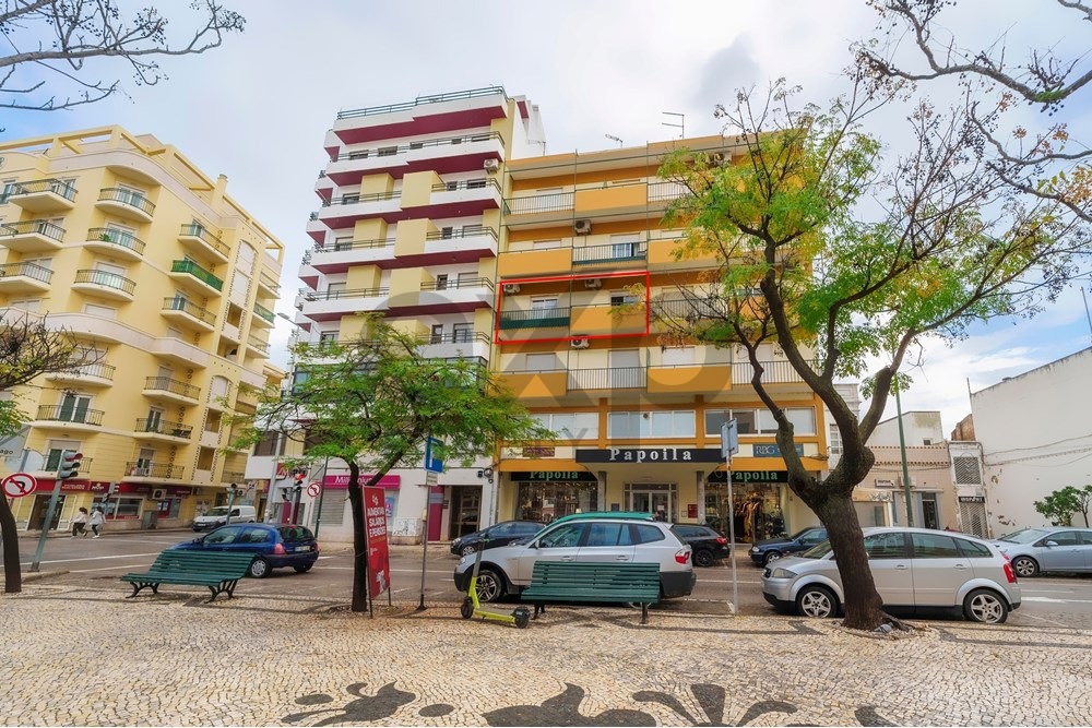 Completely renovated 2-bedroom flat with balconies in the centre of Olhão.