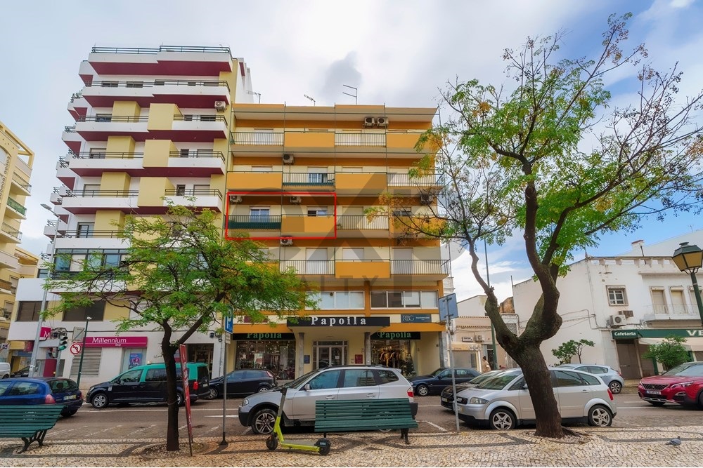 Completely renovated 2-bedroom flat with balconies in the centre of Olhão.