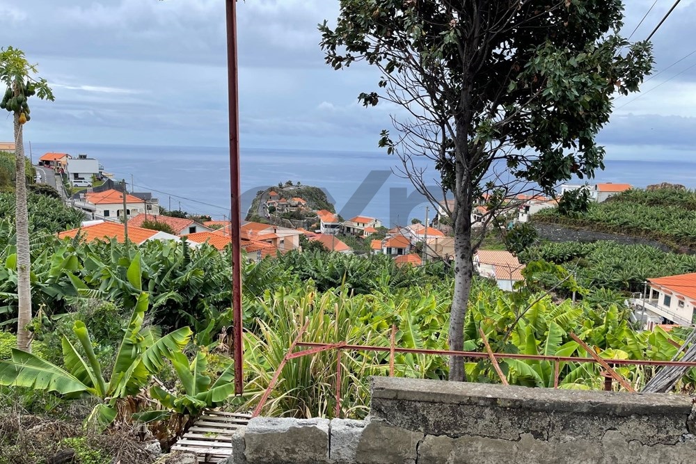 Ribeira Brava - Plot of land with Old Rustic Stone House