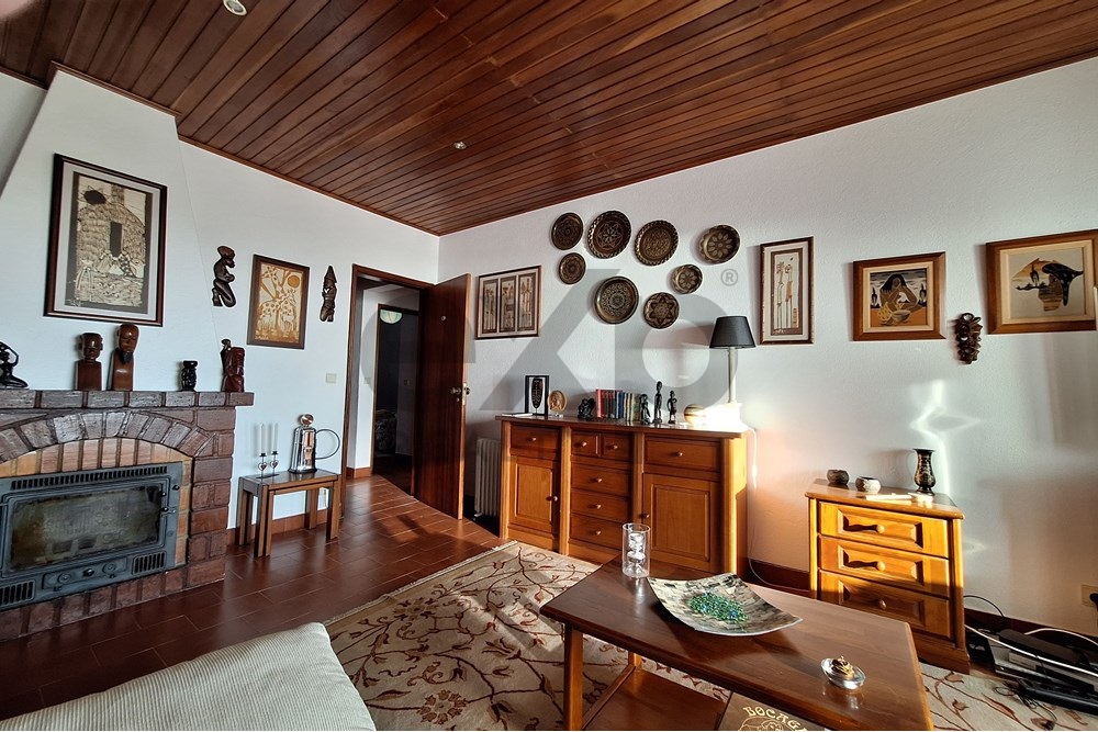 "Modern 2-Bed Seaside Apartment in Ericeira"