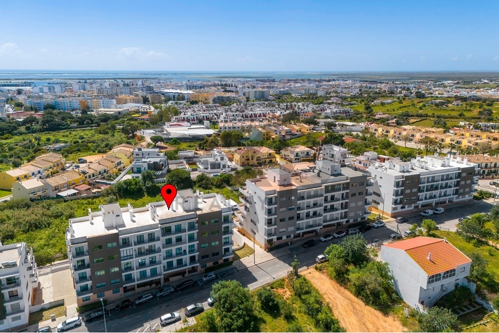 3-bedr. flat with huge terrace and garage in Olhão.