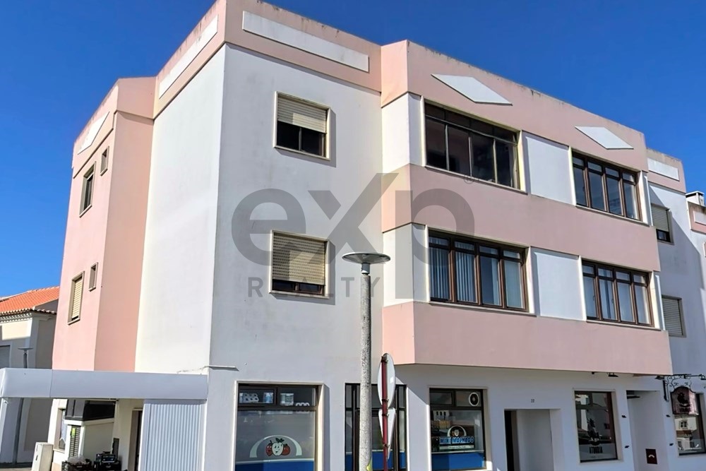 3-Bedroom Apartment for Sale in the Heart of Atouguia da Baleia – Comfort in a Prime Location