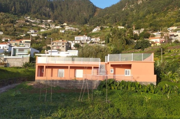 Moradia T3 Totalmente remodelada no Arco da Calheta