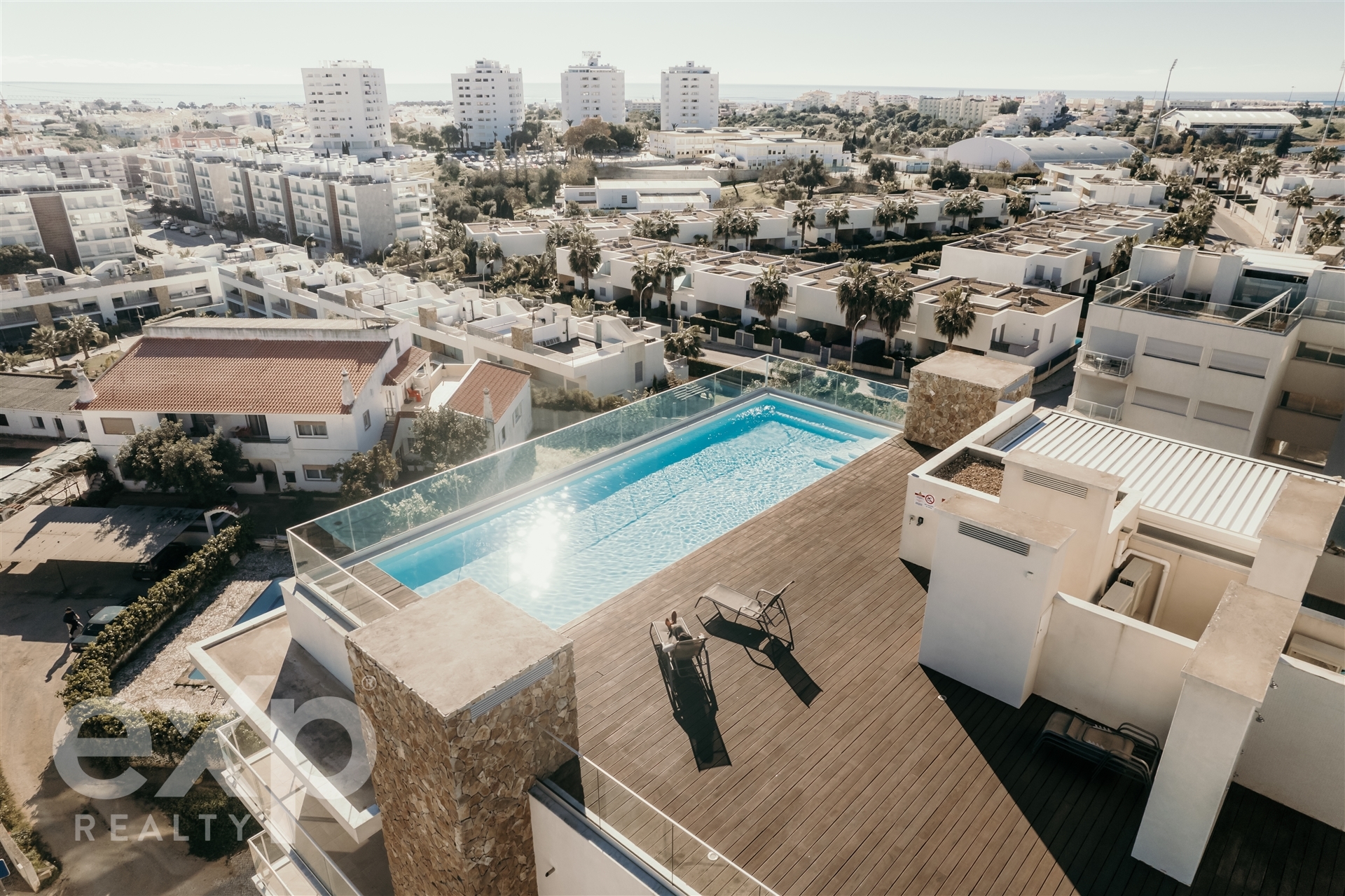 Modern 2 Bedroom with a Sea View and Rooftop Pool