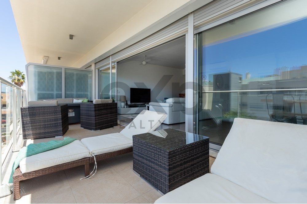 Apartamento T2 com Vista Mar e Piscina no Terraço