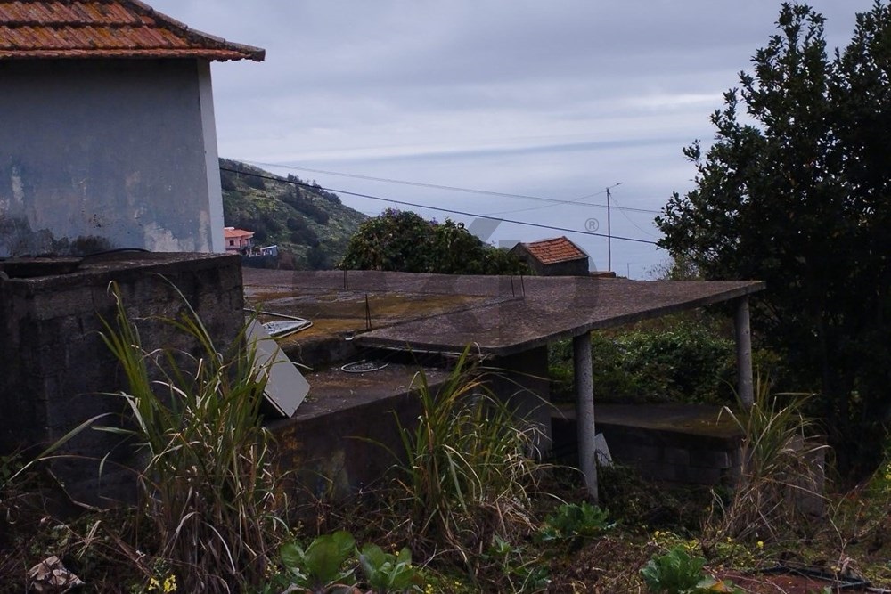 Moradia T2 para recuperar na rua da passada, 15  Campanário